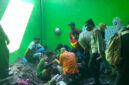 Suasana saat dilakukan evakuasi korban yang ditemukan terkubur di lubang sedalam tiga meter dengan kondisi berlapis cor beton dan pasir dirumah terduga pelaku.