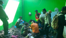 Suasana saat dilakukan evakuasi korban yang ditemukan terkubur di lubang sedalam tiga meter dengan kondisi berlapis cor beton dan pasir dirumah terduga pelaku.
