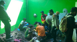 Suasana saat dilakukan evakuasi korban yang ditemukan terkubur di lubang sedalam tiga meter dengan kondisi berlapis cor beton dan pasir dirumah terduga pelaku.