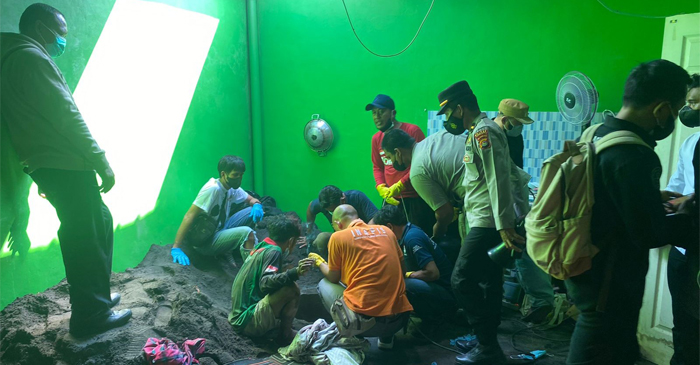 Suasana saat dilakukan evakuasi korban yang ditemukan terkubur di lubang sedalam tiga meter dengan kondisi berlapis cor beton dan pasir dirumah terduga pelaku.