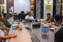 Gubernur NTB, Lalu Muhamad Iqbal saat menerima kunjungan Deputi Bidang Percepatan Pemberdayaan Kapasitas dan Penyediaan Akses BPPK RI, Dr Novrizal Tahar bersama rombongan, di ruang kerjanya, Selasa (12/8/2025), guna membahas strategi percepatan pengentasan kemiskinan ekstrem di Provinsi NTB.