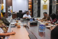 Gubernur NTB, Lalu Muhamad Iqbal saat menerima kunjungan Deputi Bidang Percepatan Pemberdayaan Kapasitas dan Penyediaan Akses BPPK RI, Dr Novrizal Tahar bersama rombongan, di ruang kerjanya, Selasa (12/8/2025), guna membahas strategi percepatan pengentasan kemiskinan ekstrem di Provinsi NTB.