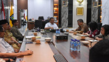 Gubernur NTB, Lalu Muhamad Iqbal saat menerima kunjungan Deputi Bidang Percepatan Pemberdayaan Kapasitas dan Penyediaan Akses BPPK RI, Dr Novrizal Tahar bersama rombongan, di ruang kerjanya, Selasa (12/8/2025), guna membahas strategi percepatan pengentasan kemiskinan ekstrem di Provinsi NTB.