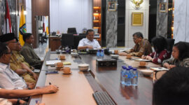 Gubernur NTB, Lalu Muhamad Iqbal saat menerima kunjungan Deputi Bidang Percepatan Pemberdayaan Kapasitas dan Penyediaan Akses BPPK RI, Dr Novrizal Tahar bersama rombongan, di ruang kerjanya, Selasa (12/8/2025), guna membahas strategi percepatan pengentasan kemiskinan ekstrem di Provinsi NTB.