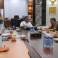Gubernur NTB, Lalu Muhamad Iqbal saat menerima kunjungan Deputi Bidang Percepatan Pemberdayaan Kapasitas dan Penyediaan Akses BPPK RI, Dr Novrizal Tahar bersama rombongan, di ruang kerjanya, Selasa (12/8/2025), guna membahas strategi percepatan pengentasan kemiskinan ekstrem di Provinsi NTB.