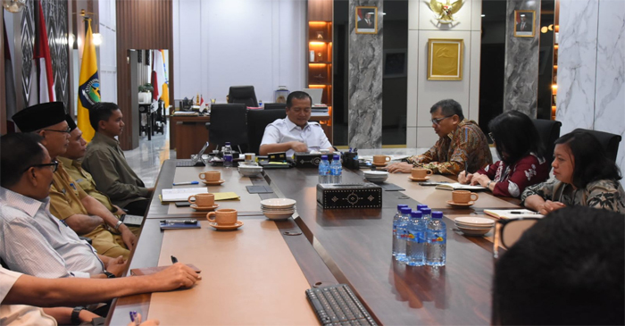 Gubernur NTB, Lalu Muhamad Iqbal saat menerima kunjungan Deputi Bidang Percepatan Pemberdayaan Kapasitas dan Penyediaan Akses BPPK RI, Dr Novrizal Tahar bersama rombongan, di ruang kerjanya, Selasa (12/8/2025), guna membahas strategi percepatan pengentasan kemiskinan ekstrem di Provinsi NTB.
