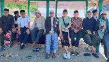 pose bersama di sela-sela kegiatan memperingati Haul ke-10 Almaghfurullah TGH Sibawaihi Mutawalli.