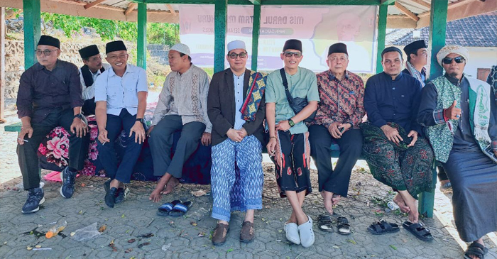 pose bersama di sela-sela kegiatan memperingati Haul ke-10 Almaghfurullah TGH Sibawaihi Mutawalli.