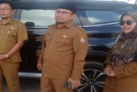 Kadis Dikbud Lotim, Izzuddin (tengah) bersama Kanit Dikbud Kecamatan Keruak, Jaya Hizwadi (kiri) dan Pengawas SD, Baiq Mustiayu (kanan).