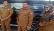 Kadis Dikbud Lotim, Izzuddin (tengah) bersama Kanit Dikbud Kecamatan Keruak, Jaya Hizwadi (kiri) dan Pengawas SD, Baiq Mustiayu (kanan).
