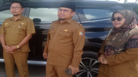 Kadis Dikbud Lotim, Izzuddin (tengah) bersama Kanit Dikbud Kecamatan Keruak, Jaya Hizwadi (kiri) dan Pengawas SD, Baiq Mustiayu (kanan).