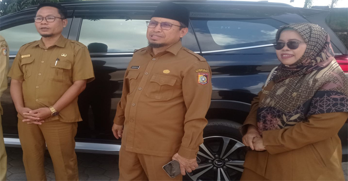 Kadis Dikbud Lotim, Izzuddin (tengah) bersama Kanit Dikbud Kecamatan Keruak, Jaya Hizwadi (kiri) dan Pengawas SD, Baiq Mustiayu (kanan).