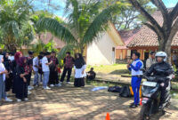 Tim dari Astra Motor Ampenan saat memberikan edukasi #Cari-Aman berkendara kepada siswa-siswi SMAN 1 Mataram.