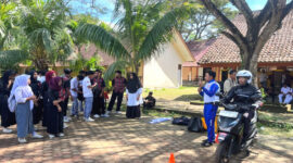 Tim dari Astra Motor Ampenan saat memberikan edukasi #Cari-Aman berkendara kepada siswa-siswi SMAN 1 Mataram.