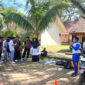 Tim dari Astra Motor Ampenan saat memberikan edukasi #Cari-Aman berkendara kepada siswa-siswi SMAN 1 Mataram.