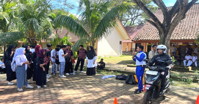 Tim dari Astra Motor Ampenan saat memberikan edukasi #Cari-Aman berkendara kepada siswa-siswi SMAN 1 Mataram.