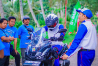 Pihak Astra Motor NTB saat mengedukasi masyarakat tentang penggunaan lampu hazard yang tepat.