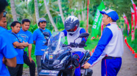 Pihak Astra Motor NTB saat mengedukasi masyarakat tentang penggunaan lampu hazard yang tepat.
