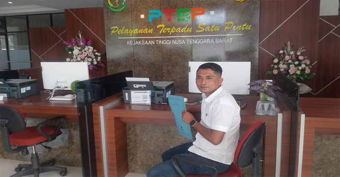 Forum Rakyat Provinsi Nusa Tenggara Barat (NTB) saat melaporkan dugaan tindak pidana pemotongan bansos oleh oknum anggota DPRD NTB pada APBD NTB tahun 2024 ke Kejati NTB, Rabu (6/8/2025).