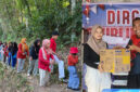Suasana kegiatan lintas alam dalam rangka menyemarakkan HUT ke-80 Kemerdekaan RI (foto kiri), Tenaga Ahli Anggota Komisi II DPR RI H Fauzan Khalid, Moh Hafizni saat menyerahkan hadiah doorprize kepada peserta kegiatan lintas alam (foto kanan).  