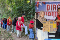 Suasana kegiatan lintas alam dalam rangka menyemarakkan HUT ke-80 Kemerdekaan RI (foto kiri), Tenaga Ahli Anggota Komisi II DPR RI H Fauzan Khalid, Moh Hafizni saat menyerahkan hadiah doorprize kepada peserta kegiatan lintas alam (foto kanan).  