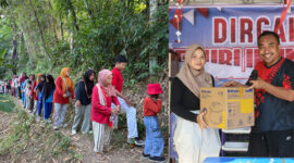 Suasana kegiatan lintas alam dalam rangka menyemarakkan HUT ke-80 Kemerdekaan RI (foto kiri), Tenaga Ahli Anggota Komisi II DPR RI H Fauzan Khalid, Moh Hafizni saat menyerahkan hadiah doorprize kepada peserta kegiatan lintas alam (foto kanan).  