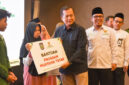 Gubernur NTB, Lalu Muhamad Iqbal saat menyerahkan bantuan Program Mustahik Tetap.