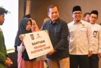 Gubernur NTB, Lalu Muhamad Iqbal saat menyerahkan bantuan Program Mustahik Tetap.