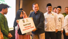 Gubernur NTB, Lalu Muhamad Iqbal saat menyerahkan bantuan Program Mustahik Tetap.