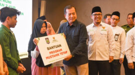 Gubernur NTB, Lalu Muhamad Iqbal saat menyerahkan bantuan Program Mustahik Tetap.