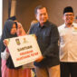 Gubernur NTB, Lalu Muhamad Iqbal saat menyerahkan bantuan Program Mustahik Tetap.