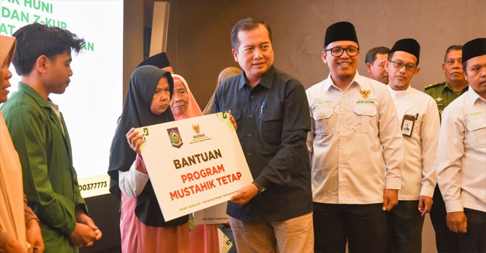 Gubernur NTB, Lalu Muhamad Iqbal saat menyerahkan bantuan Program Mustahik Tetap.