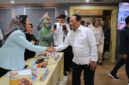 Mirah Midadan Fahmid saat berjabat tangan dengan Wakil Menteri Perhubungan RI.