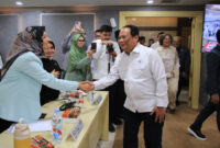 Mirah Midadan Fahmid saat berjabat tangan dengan Wakil Menteri Perhubungan RI.