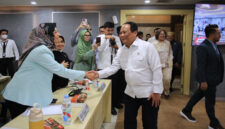 Mirah Midadan Fahmid saat berjabat tangan dengan Wakil Menteri Perhubungan RI.