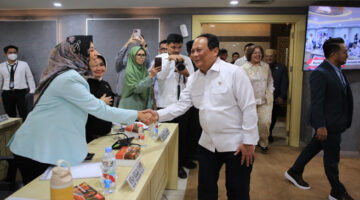 Mirah Midadan Fahmid saat berjabat tangan dengan Wakil Menteri Perhubungan RI.