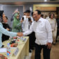 Mirah Midadan Fahmid saat berjabat tangan dengan Wakil Menteri Perhubungan RI.