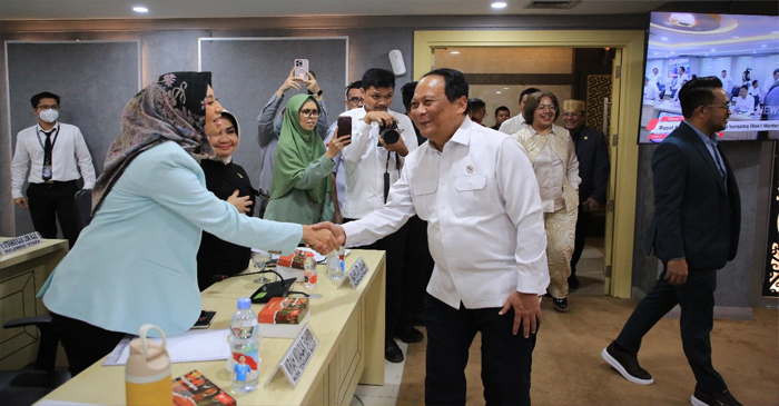 Mirah Midadan Fahmid saat berjabat tangan dengan Wakil Menteri Perhubungan RI.