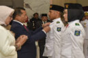 Gubernur NTB, Lalu Muhamad Iqbal saat mengukuhkan 45 anggota Paskibraka, di   Pendopo Gubernur NTB, Sabtu (16/8/2025).