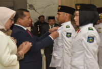 Gubernur NTB, Lalu Muhamad Iqbal saat mengukuhkan 45 anggota Paskibraka, di   Pendopo Gubernur NTB, Sabtu (16/8/2025).