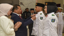 Gubernur NTB, Lalu Muhamad Iqbal saat mengukuhkan 45 anggota Paskibraka, di   Pendopo Gubernur NTB, Sabtu (16/8/2025).