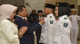 Gubernur NTB, Lalu Muhamad Iqbal saat mengukuhkan 45 anggota Paskibraka, di   Pendopo Gubernur NTB, Sabtu (16/8/2025).