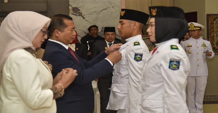 Gubernur NTB, Lalu Muhamad Iqbal saat mengukuhkan 45 anggota Paskibraka, di   Pendopo Gubernur NTB, Sabtu (16/8/2025).