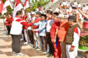 Gubernur NTB, Lalu Muhamad Iqbal saat membagikan Bendera Merah Putih.