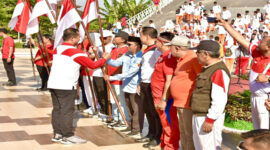 Gubernur NTB, Lalu Muhamad Iqbal saat membagikan Bendera Merah Putih.