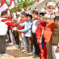 Gubernur NTB, Lalu Muhamad Iqbal saat membagikan Bendera Merah Putih.