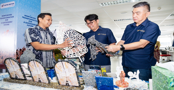 Produk hasil pengolahan sampah plastik.