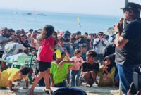 Bupati Lotim, H Hairul Warisin saat memberikan sambutan pada acara penutupan Festival Balap Sampan Tradisional se-Pulau Lombok, di Pantai Ekas Buana, Kecamatan Jerowaru, Ahad (3/8/2025).