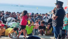 Bupati Lotim, H Hairul Warisin saat memberikan sambutan pada acara penutupan Festival Balap Sampan Tradisional se-Pulau Lombok, di Pantai Ekas Buana, Kecamatan Jerowaru, Ahad (3/8/2025).