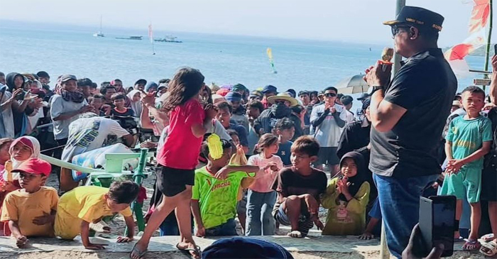 Bupati Lotim, H Hairul Warisin saat memberikan sambutan pada acara penutupan Festival Balap Sampan Tradisional se-Pulau Lombok, di Pantai Ekas Buana, Kecamatan Jerowaru, Ahad (3/8/2025).